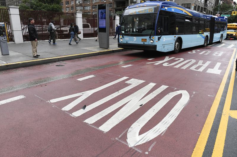 NYC transit advocates urge de Blasio to build more bus lanes