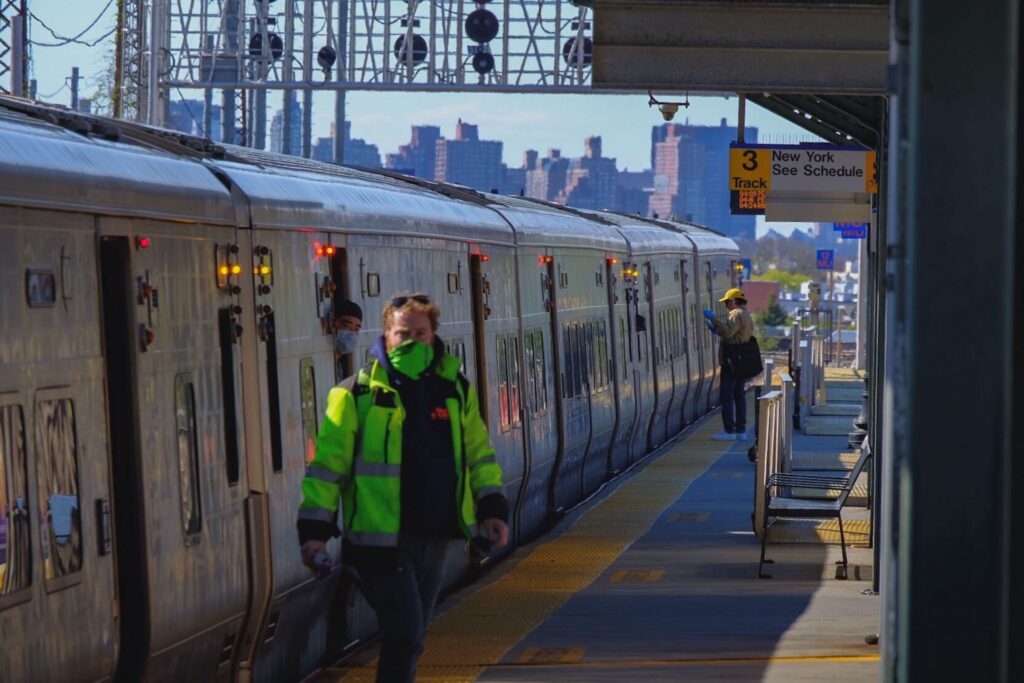 Advocates push MTA for more discount commuter rail tickets in NYC